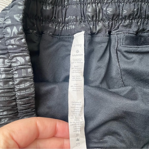 Lululemon Hotty Hot II Short *Special Edition 20yr Manifesto Foil 2.5" Size 6 - Picture 7 of 8